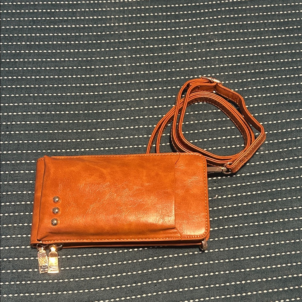 NWOT PRETTY SIMPLE CROSS BODY PHONE WALLET BAG. COGNAC.